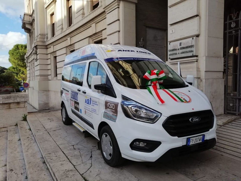 Progetto mobilità garantita, donato da Pmg Italia all’associazione la Carovana un pulmino per il trasporto disabili