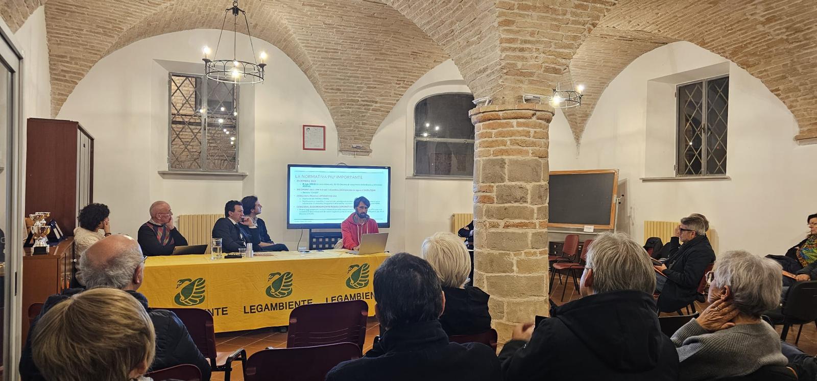 Immagine della conferenza in una sala gremita