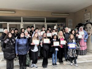 Studenti davanti a scuola