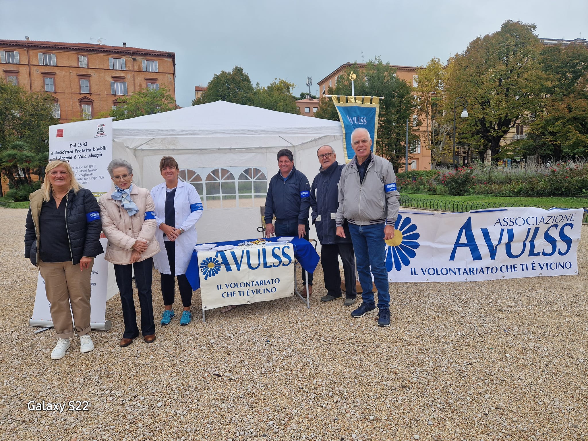 Alcuni volontari dell'Avulss di Ancona durante un banchetto in piazza Cavour