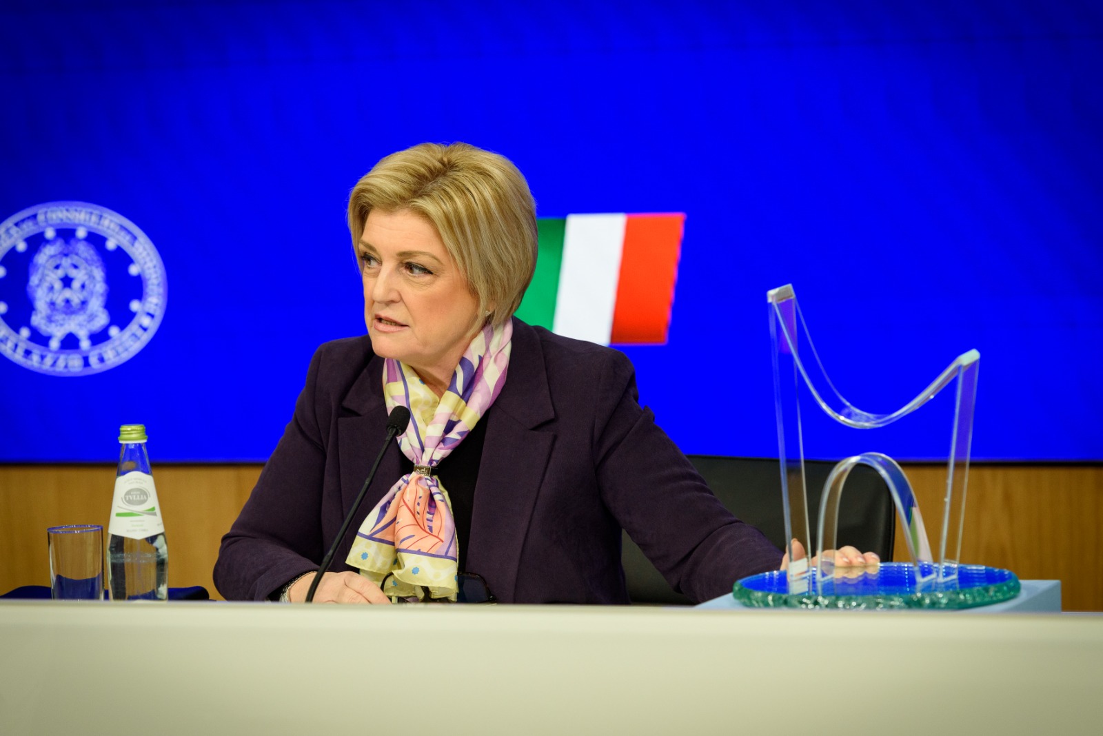 Il ministro Elvira Calderone al tavolo.