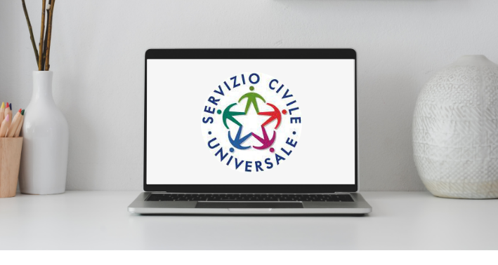 Computer con logo Servizio civile universale