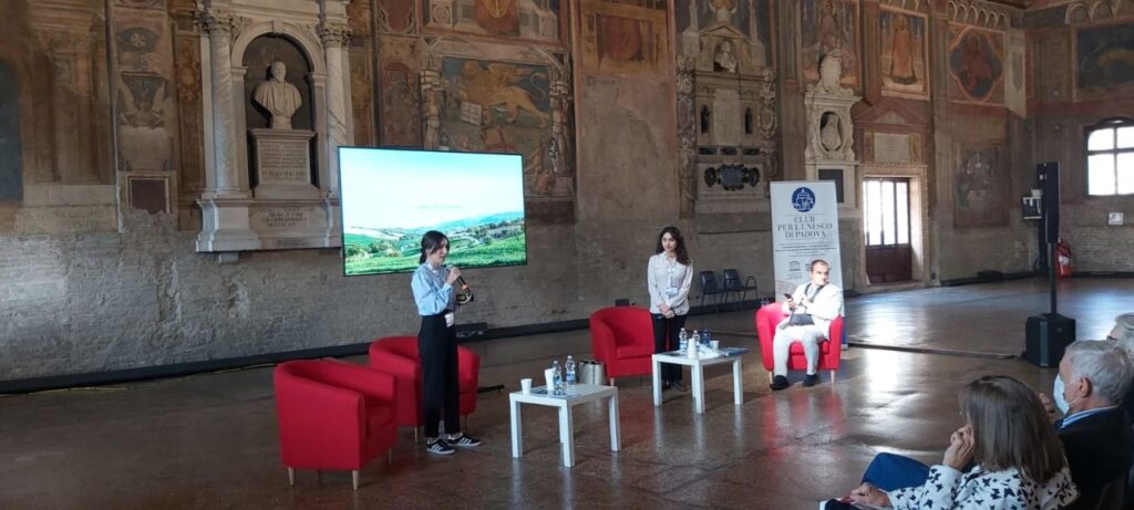 Mariasole e Chiara Cerioni (col microfono) al World Turist Event di Padova per la presentazione delle attività di Club Unesco di Tolentino e delle Terre Maceratesi