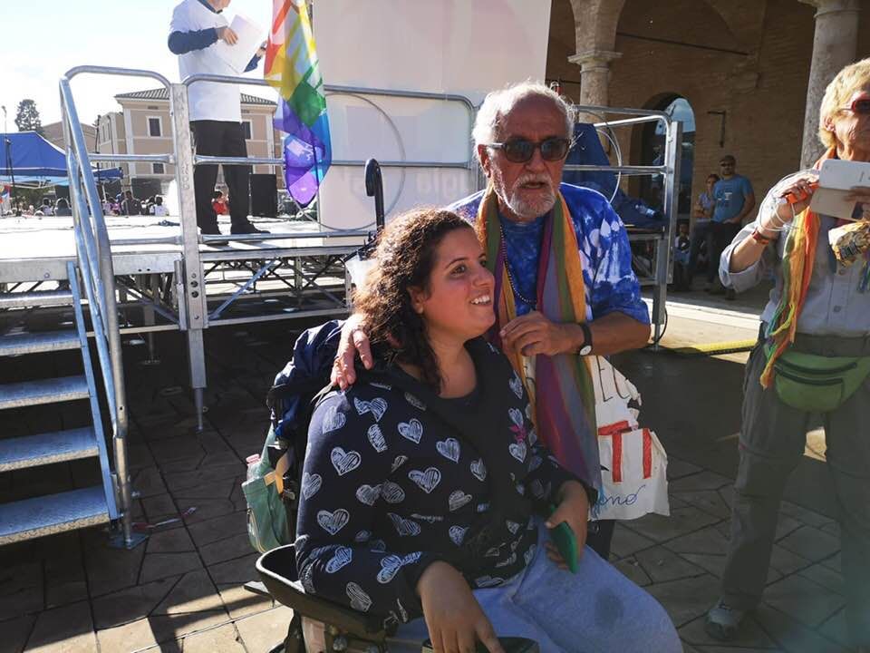 Marta Migliosi con Alex Zanotelli durante la marcia Perugia Assisi