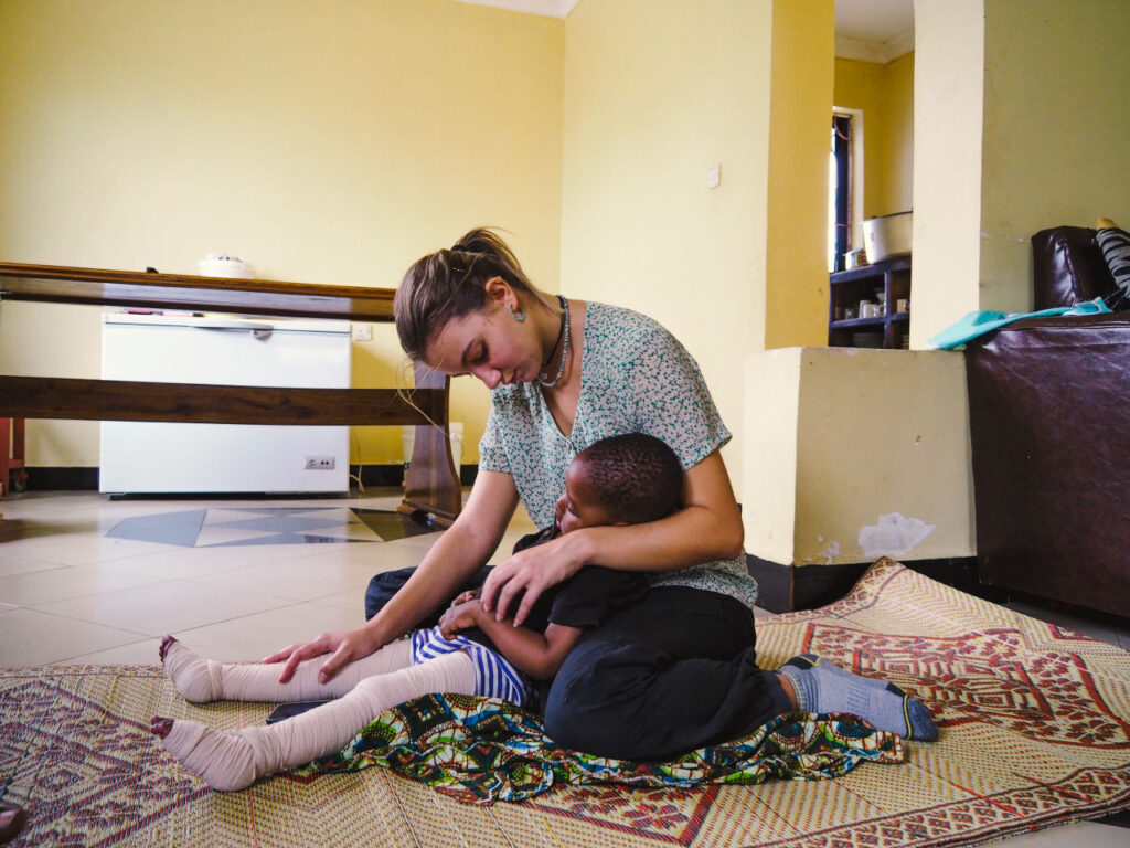 Aurora Bertulli con un bimbo tanzaniano. 