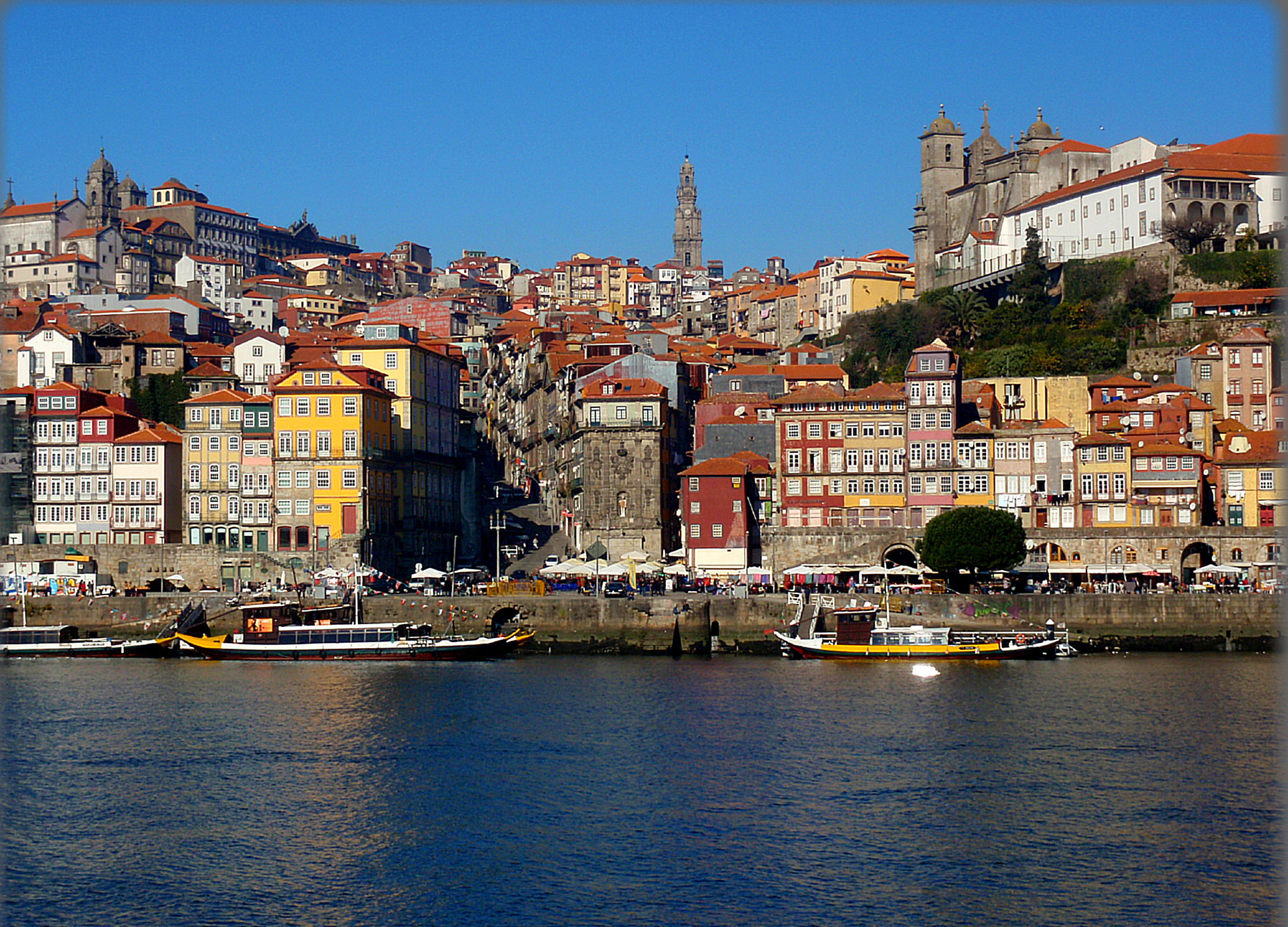 La città di Porto vista dal mare