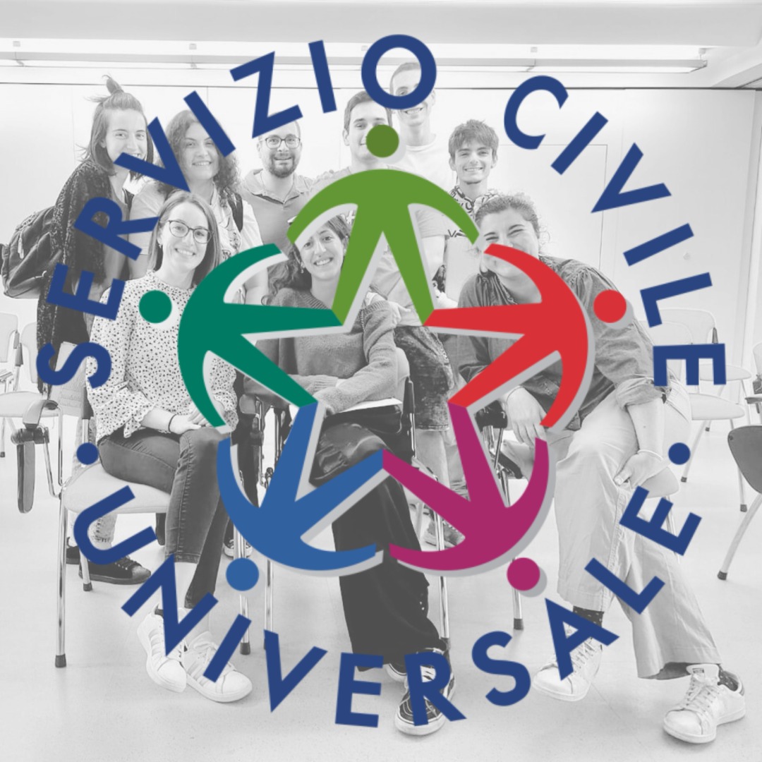 Logo del servizio civile universale e sullo sfondo un gruppo di giovani attorno a un tavolo.