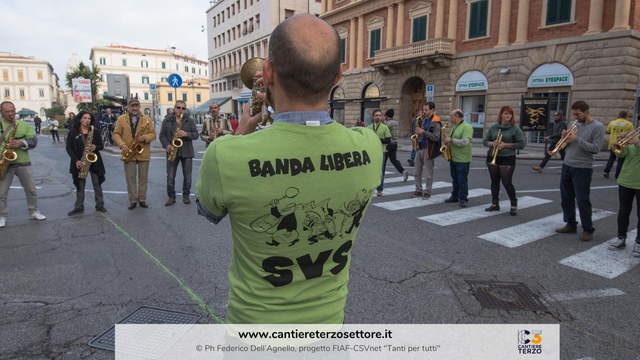 Una banda musicale di strada all'opera.