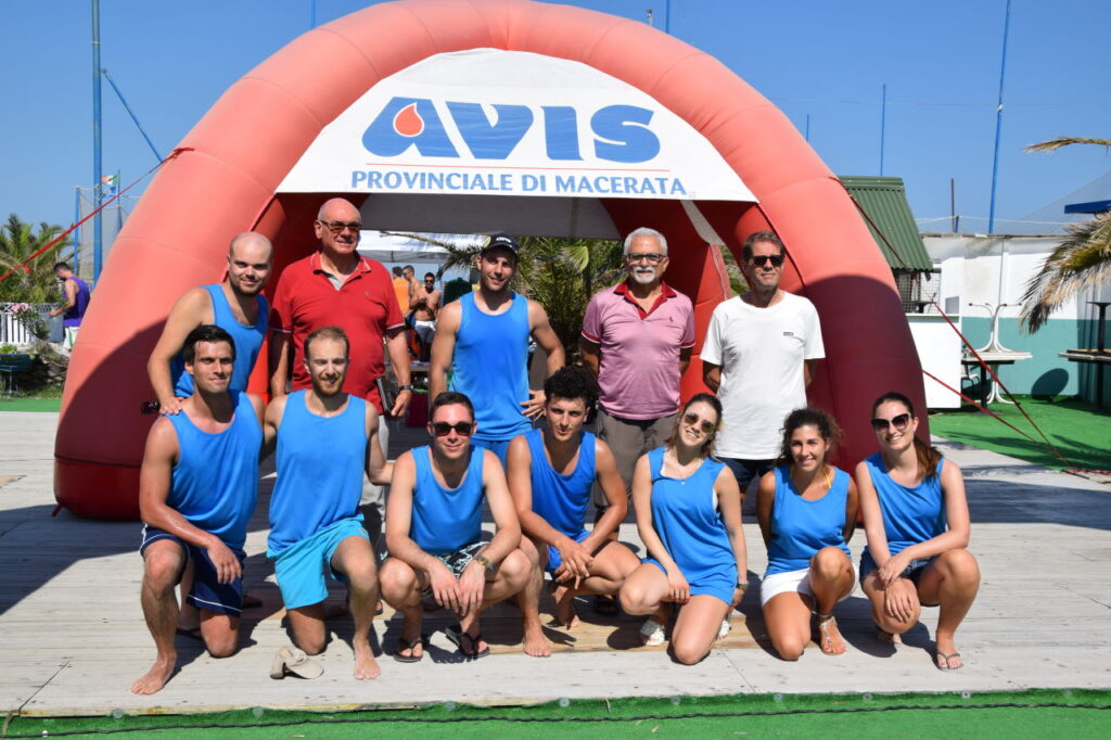 Matteo (in alto a sinistra) e un gruppo di volontari di Avis Macerata