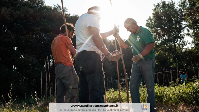 © Foto in copertina di Enrico Genovesi, progetto FIAF-CSVnet "Tanti per tutti. Viaggio nel volontariato italiano"