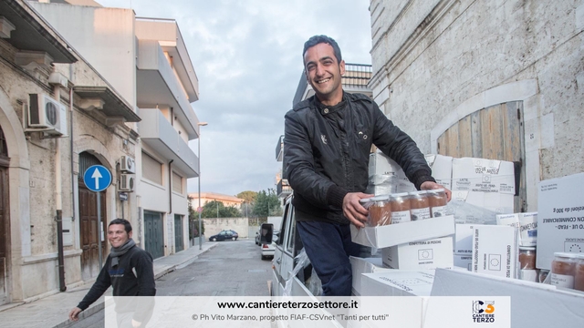 © Foto in copertina di Vito Marzano, progetto FIAF-CSVnet "Tanti per tutti. Viaggio nel volontariato italiano"