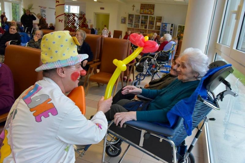 Un volontario-clown alla casa di riposo © Anna Maria Mantovani - Progetto FIAF-CSVnet Tanti per tutti. Viaggio nel volontariato italiano