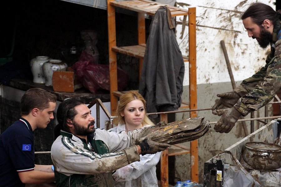 Volontari impegnati durante l'alluvione ad Aulla © Alessandro Faiella