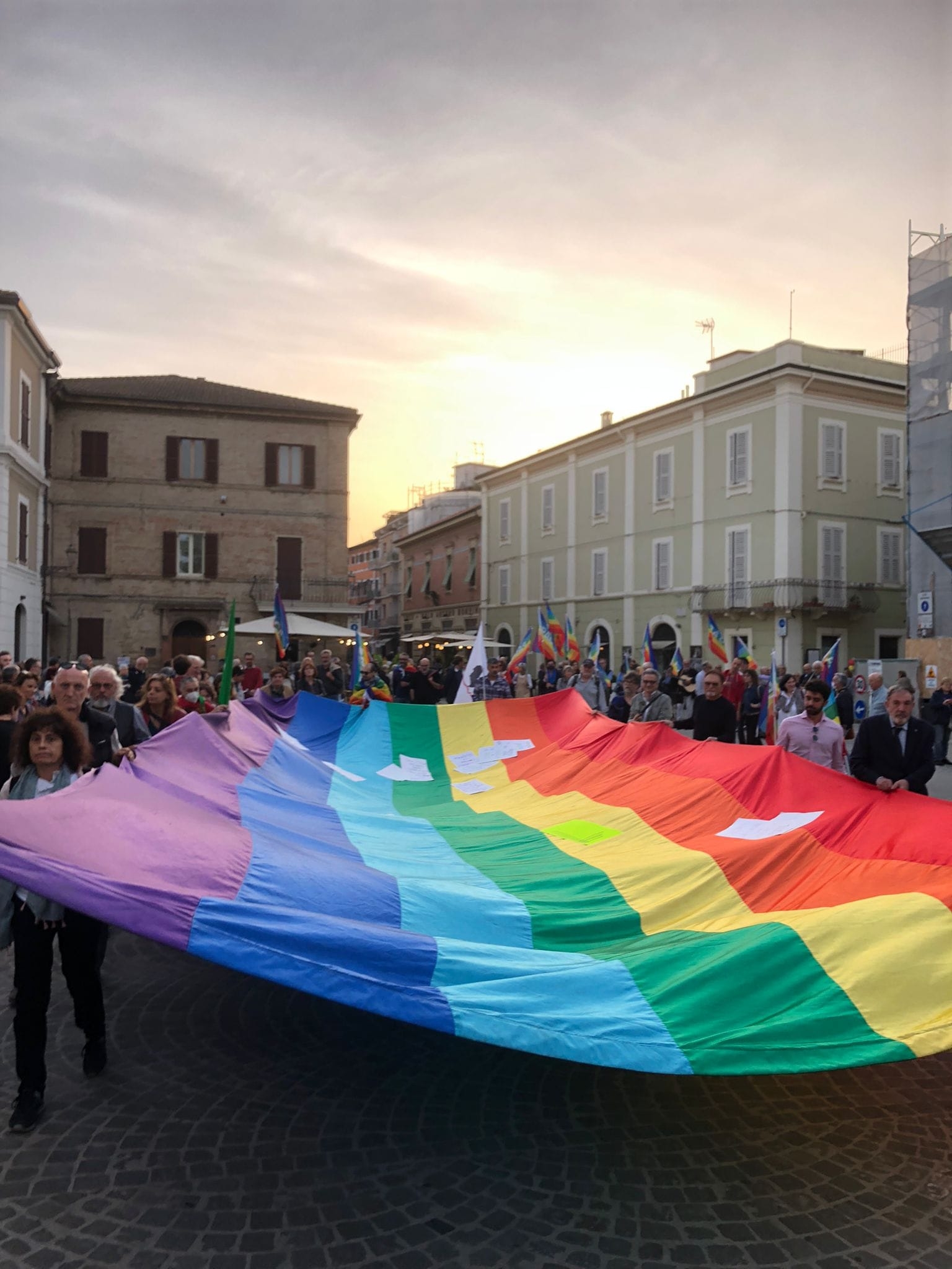 Una manifestazione con la bandiera della pace