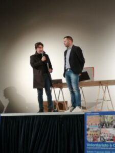 Due uomini sul palco