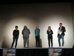 Gruppo di persone su un palco