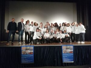 Gruppo di persone su un palco